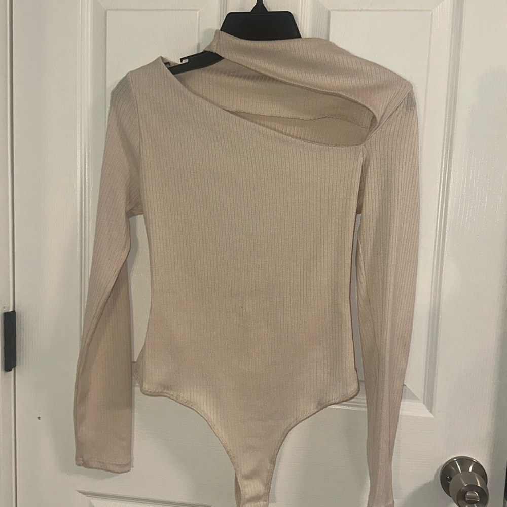 Cut out tan long sleeve bodysuit, super comfy and stylish